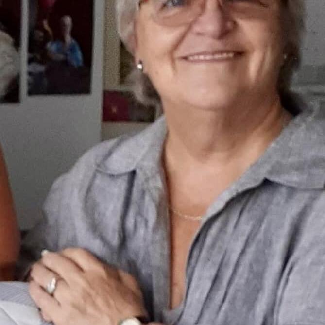 Grand-maman retraitée de 70 ans, adore les animaux, contact facile avec eux.