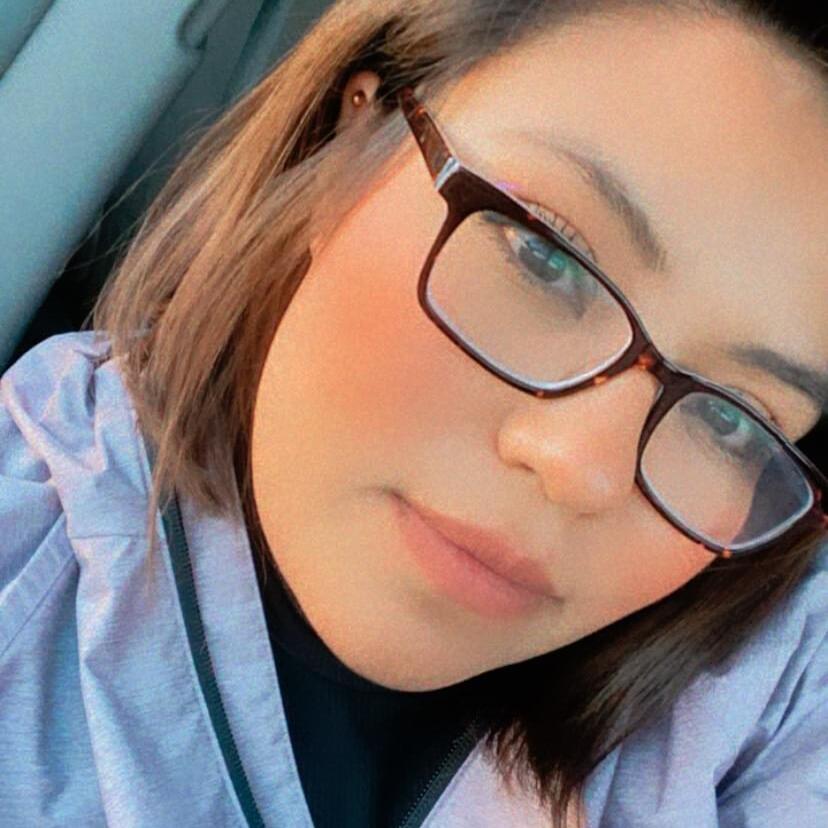 Hi, I'm Paola Martín. I'm 28 years old. I'm married. I'm the mother of a girl. And i ove pets