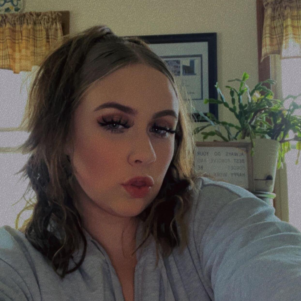 Hi my name Mackenzie I’m looking to pet sit or walk your dog